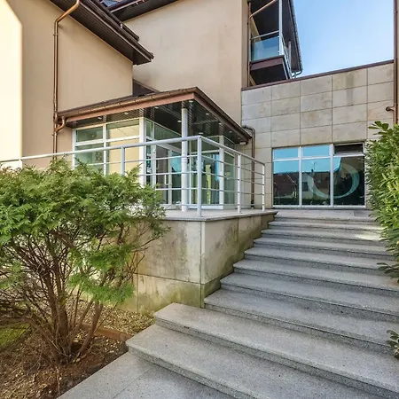 Family With Air Conditioning In By Renters 미엘노