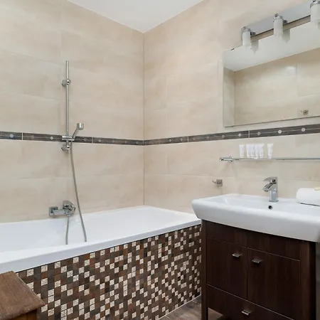 Family With Air Conditioning In By Renters 아파트