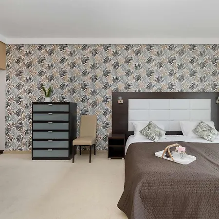 Family With Air Conditioning In By Renters 아파트 *